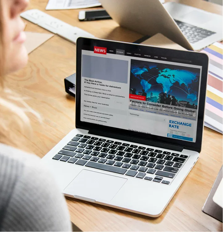 Pembaca mengakses berita digital melalui laptop